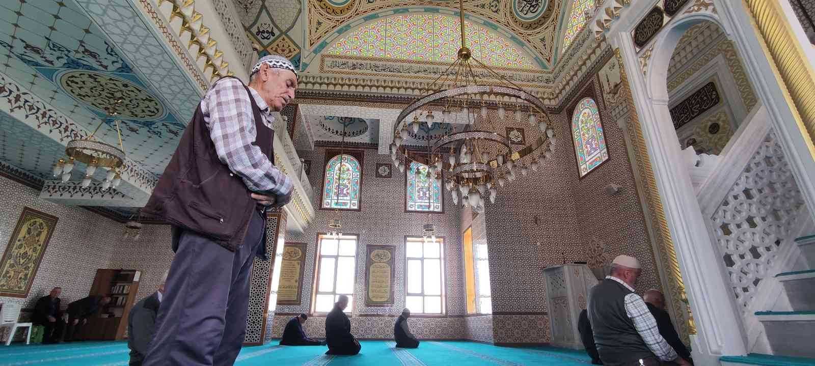 Bursa’da köylü kadınların fırında ekmek yaparak 4 milyon liraya yaptırdığı cami ibadete açıldı. Orhaneli ilçesine bağlı Başköy halkı, eskiyen ...