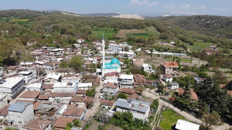 Bursa’da köylü kadınların fırında ekmek yaparak 4 milyon liraya yaptırdığı cami ibadete açıldı. Orhaneli ilçesine bağlı Başköy halkı, eskiyen ...