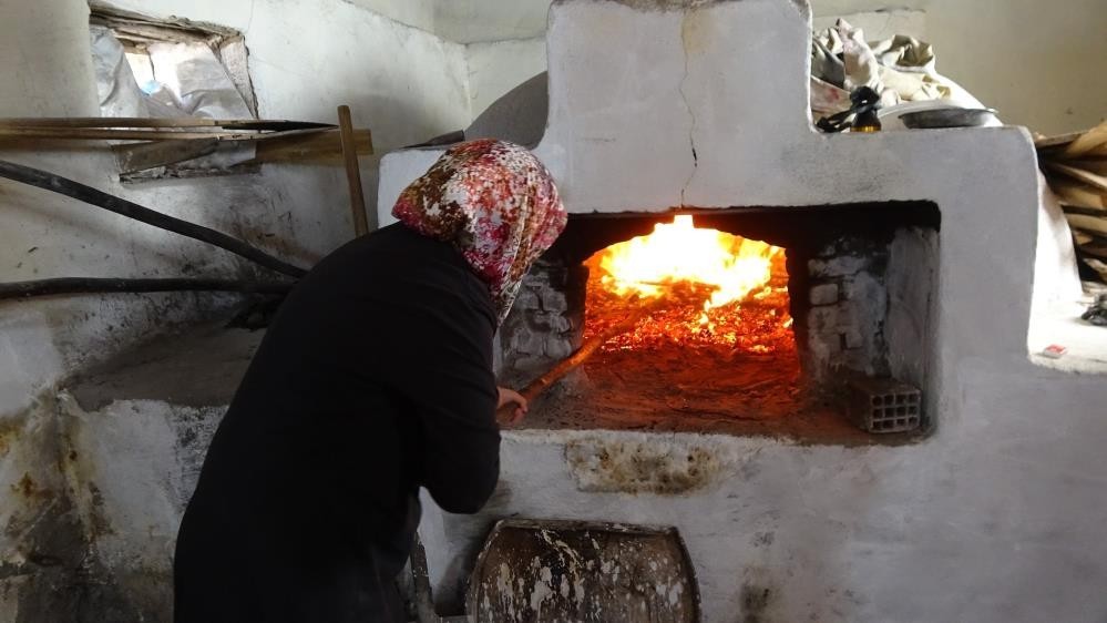 Bursa’da köylü kadınların fırında ekmek yaparak 4 milyon liraya yaptırdığı cami ibadete açıldı. Orhaneli ilçesine bağlı Başköy halkı, eskiyen ...