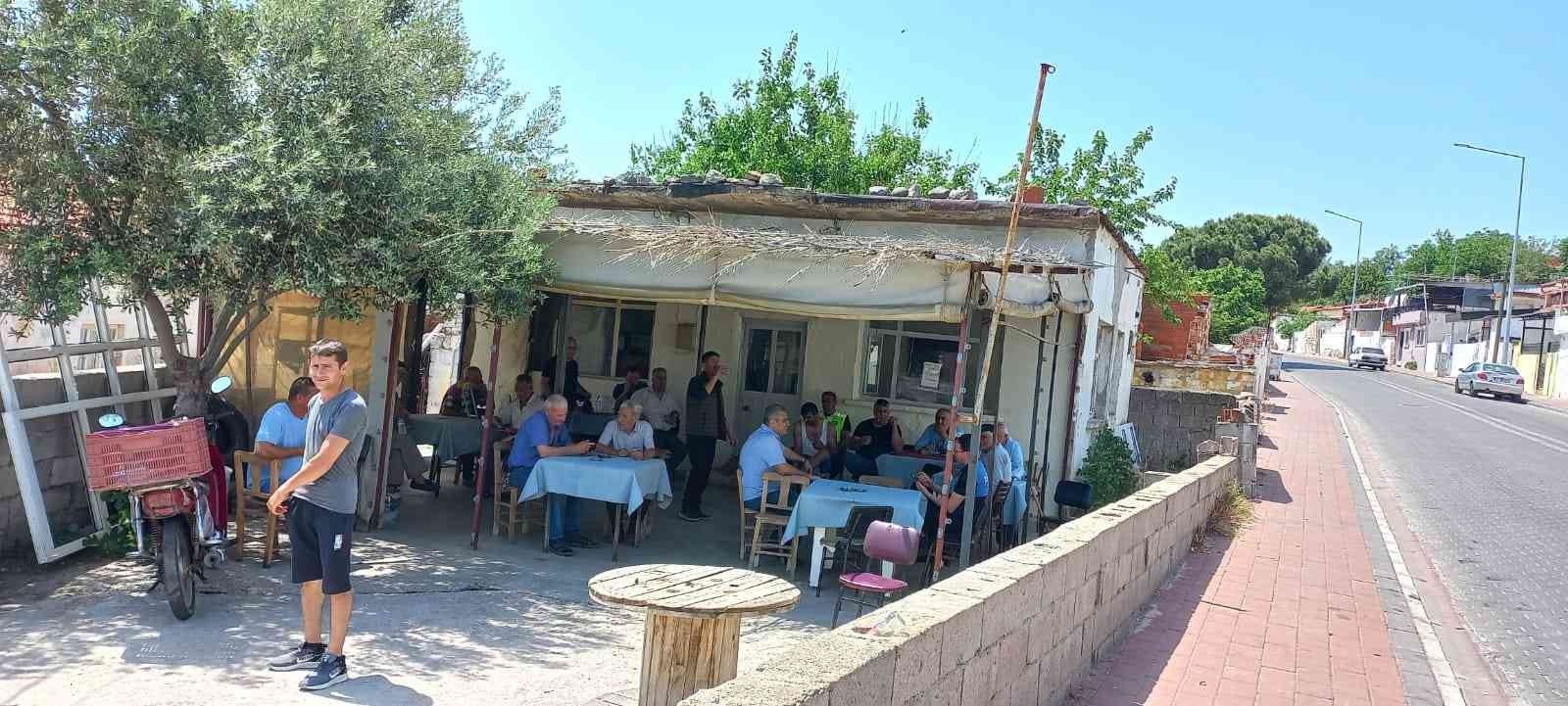 Çanakkale’nin Ezine ilçesinde, bir kahvehanenin tavanının çökmesi sonucu 1’i ağır olmak üzere 2 kişi yaralandı. Olay, saat 12.00 sıralarında ...