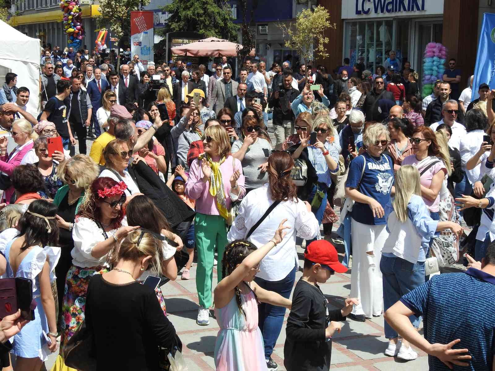 Baharın müjdeleyicisi Kakava ve Hıdrellez Şenlikleri’nin son gününde Edirne’nin Saraçlar Caddesi’nde renkli yumurtalar tokuşturuldu, niyetler ...