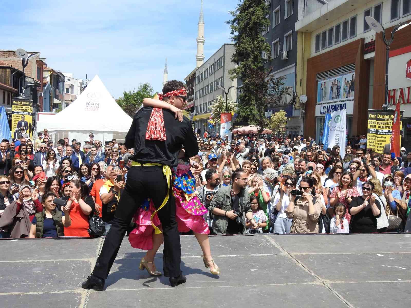 Baharın müjdeleyicisi Kakava ve Hıdrellez Şenlikleri’nin son gününde Edirne’nin Saraçlar Caddesi’nde renkli yumurtalar tokuşturuldu, niyetler ...