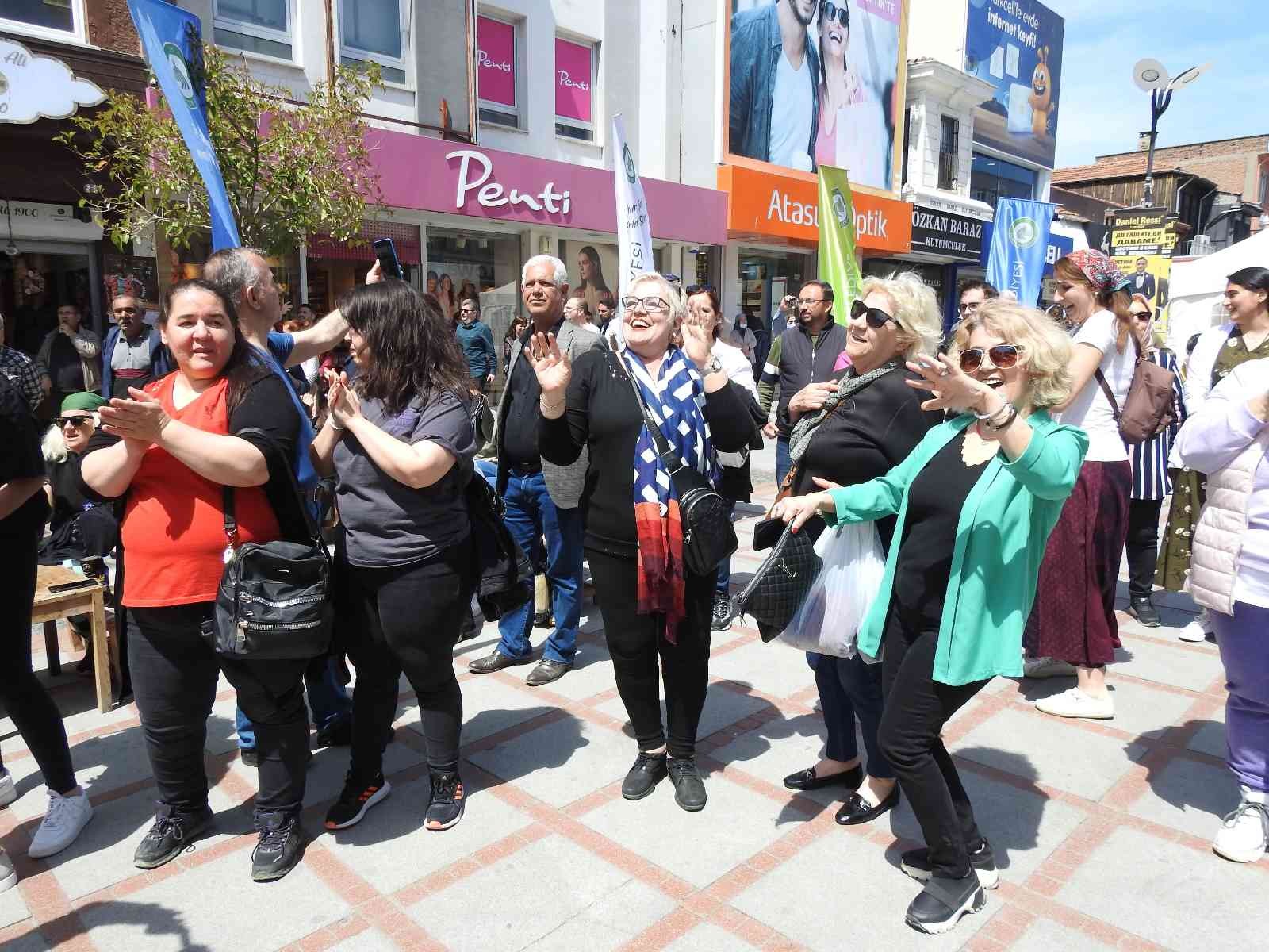 Baharın müjdeleyicisi Kakava ve Hıdrellez Şenlikleri’nin son gününde Edirne’nin Saraçlar Caddesi’nde renkli yumurtalar tokuşturuldu, niyetler ...