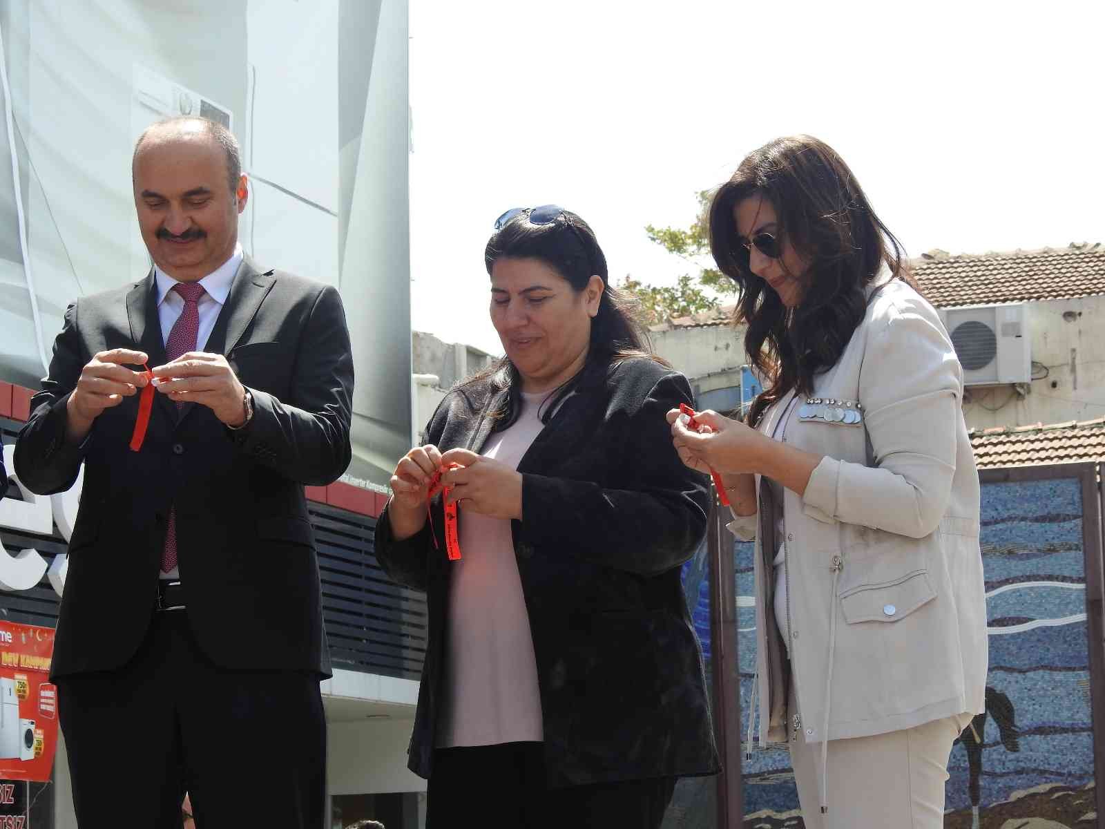 Baharın müjdeleyicisi Kakava ve Hıdrellez Şenlikleri’nin son gününde Edirne’nin Saraçlar Caddesi’nde renkli yumurtalar tokuşturuldu, niyetler ...