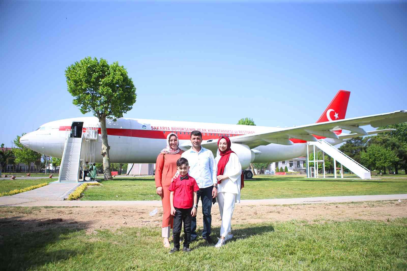 6 yaşındaki engelli Ömer Ege Hıdır’ın hayalleri Sakarya Büyükşehir Belediyesi’nin Uçak Kıraathanesi projesi sayesinde gerçek oldu. Kalp hastası ...