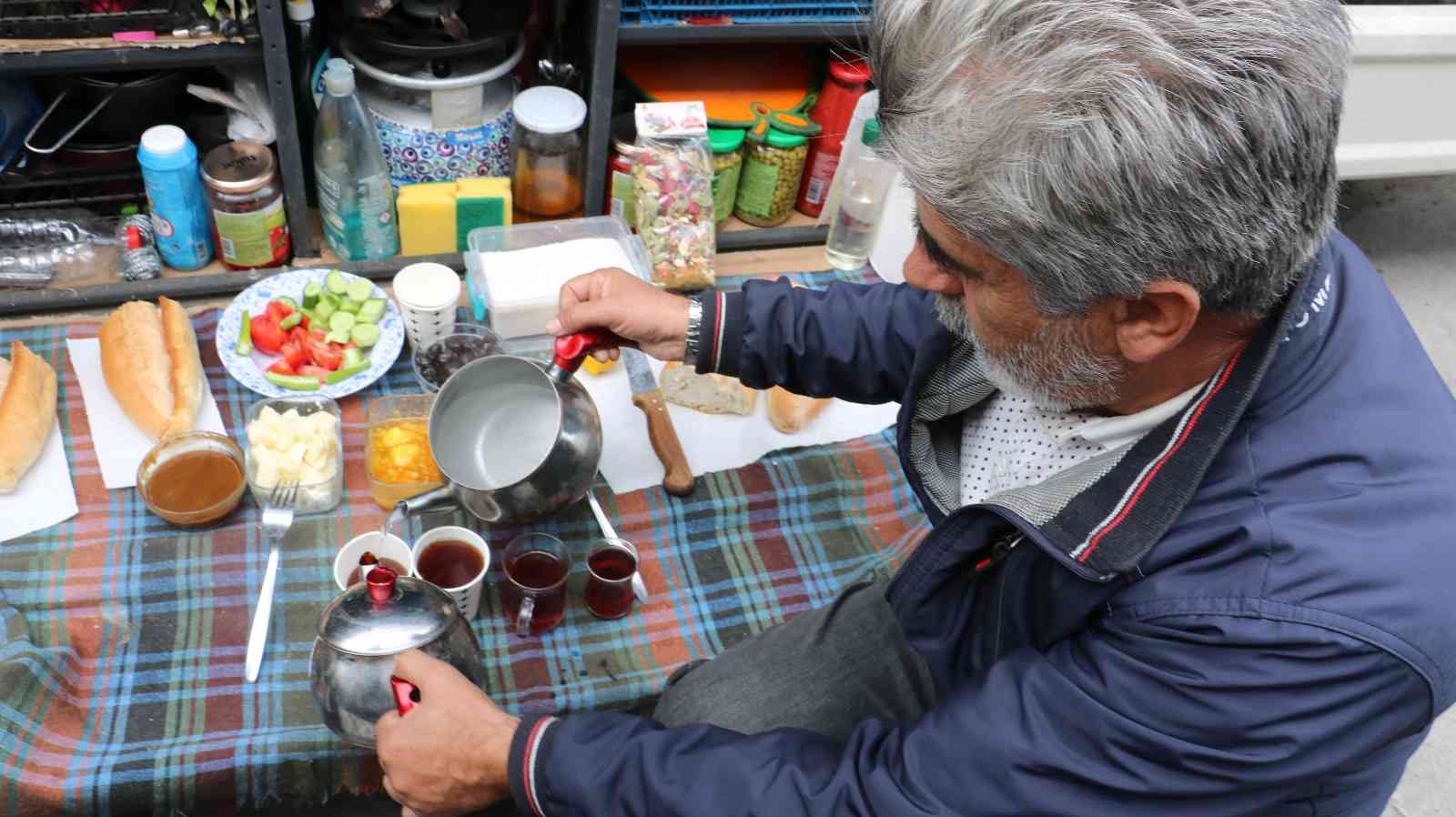 Ramazan Bayramı’nı direksiyon başında geçiren tır sürücüleri, ailelerinden uzakta olmanın hüznünü yaşıyor. Edirne’nin Avrupa’ya açılan Hamzabeyli ...