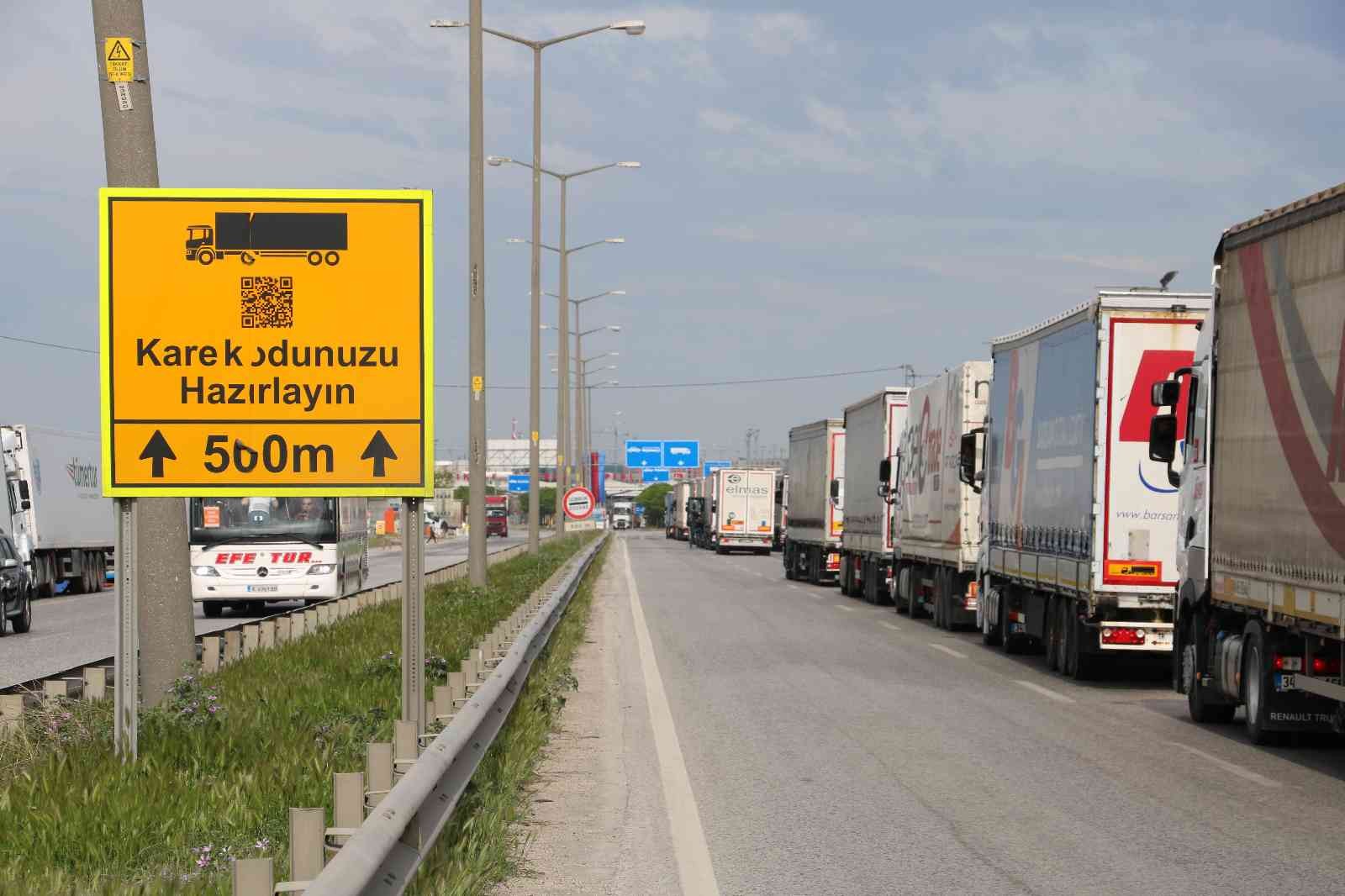 Ramazan Bayramı’nı direksiyon başında geçiren tır sürücüleri, ailelerinden uzakta olmanın hüznünü yaşıyor. Edirne’nin Avrupa’ya açılan Hamzabeyli ...