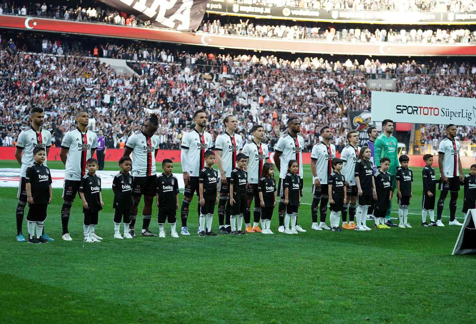 Beşiktaş’ta Emirhan İlkhan başta olmak üzere genç isimlerin Fenerbahçe karşısındaki performansları yüzleri güldürdü. Süper Lig’in 36. haftasında ...