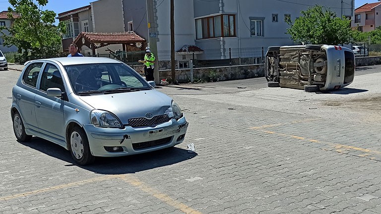 Edirne’nin Keşan ilçesinde mahalle içindeki kavşak notasında hafif ticari araç ve otomobil çarpışması sonucu meydana gelen trafik kazasında 1’i ...