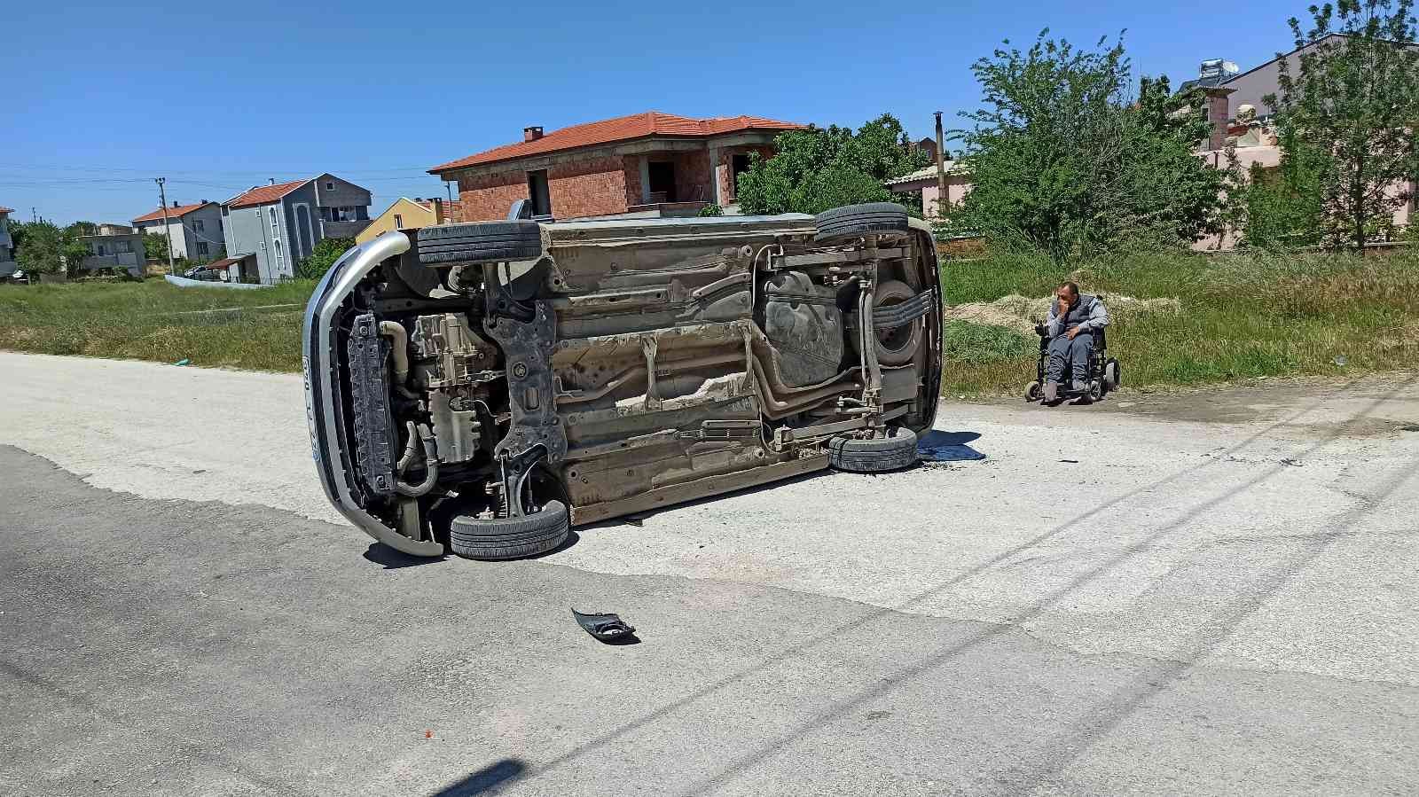 Edirne’nin Keşan ilçesinde mahalle içindeki kavşak notasında hafif ticari araç ve otomobil çarpışması sonucu meydana gelen trafik kazasında 1’i ...