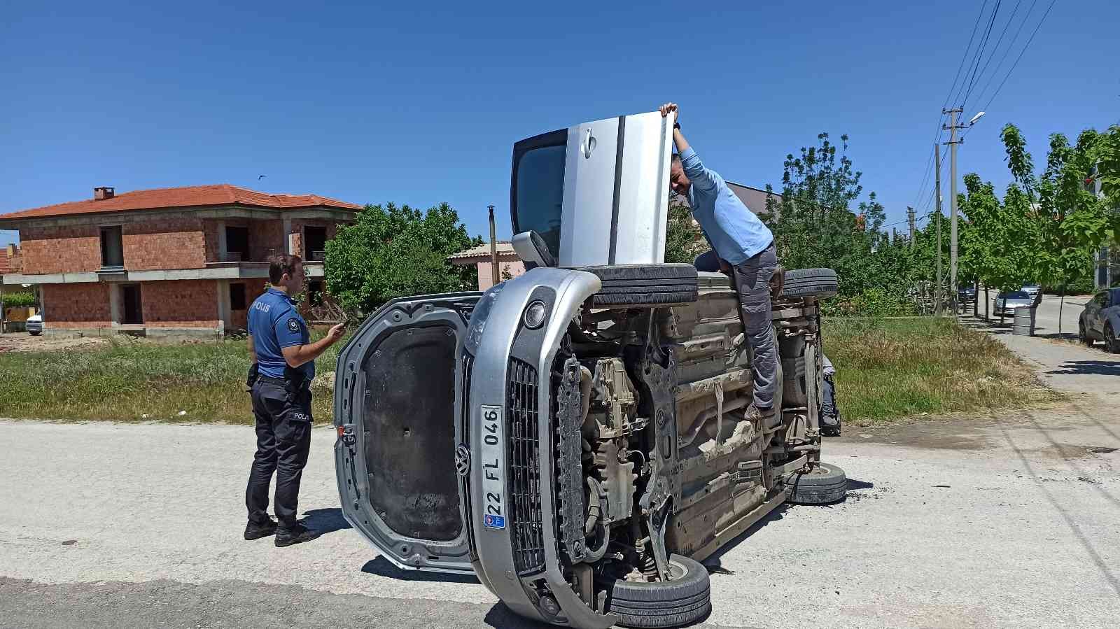 Edirne’nin Keşan ilçesinde mahalle içindeki kavşak notasında hafif ticari araç ve otomobil çarpışması sonucu meydana gelen trafik kazasında 1’i ...