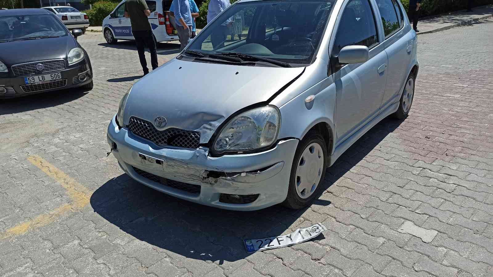 Edirne’nin Keşan ilçesinde mahalle içindeki kavşak notasında hafif ticari araç ve otomobil çarpışması sonucu meydana gelen trafik kazasında 1’i ...