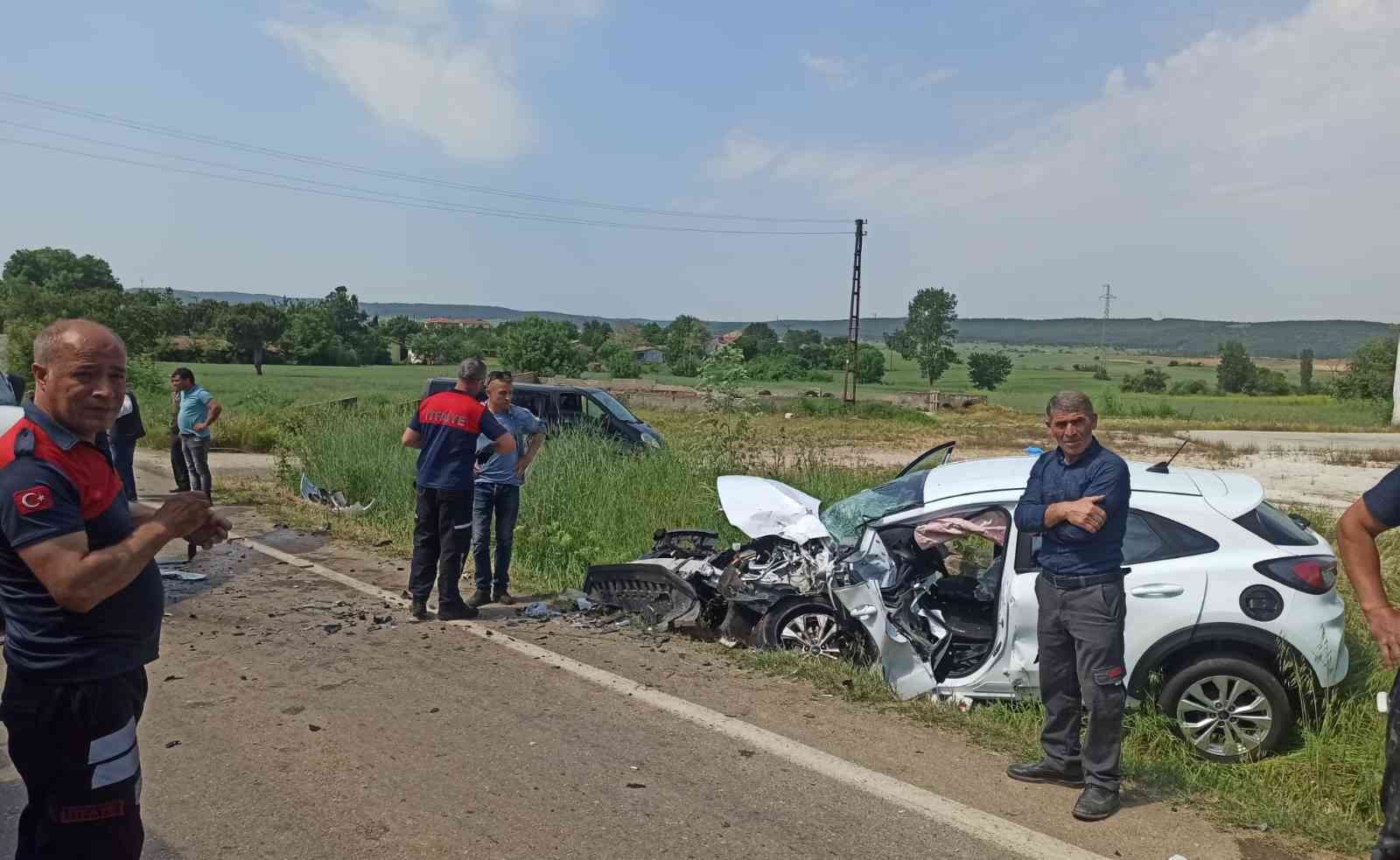 Edirne’ni Keşan ve Enez ilçeleri arasında kalan karayolunda midibüs ile otomobil çarpıştı. Kazada otomobil sürücüsü sıkıştığı aracın içinden ...