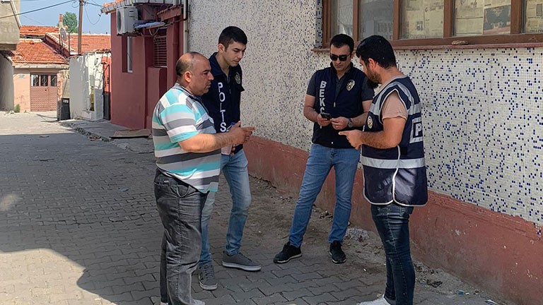 Edirne’nin Keşan ilçesinde gerçekleştirilen huzur ve güven uygulamasında 888 kişinin GBT sorgusu yapıldı. Aranması olan 7 kişinin yakalandığı ...