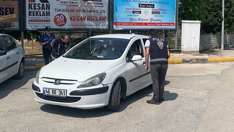 Edirne’nin Keşan ilçesinde gerçekleştirilen huzur ve güven uygulamasında 888 kişinin GBT sorgusu yapıldı. Aranması olan 7 kişinin yakalandığı ...