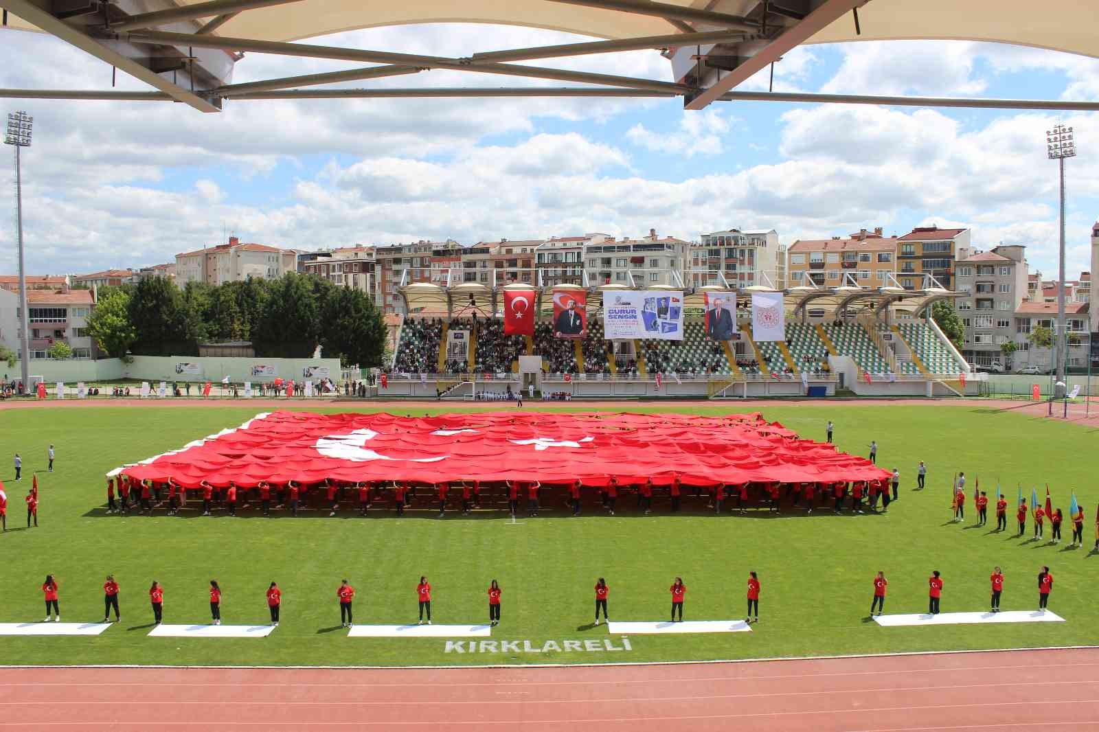 Tüm ülkede olduğu gibi Kırklareli’de de coşkuyla kutlanan 19 Mayıs Atatürk’ü Anma, Gençlik ve Spor Bayramı’nda öğrenciler, stadın ortasında dev ...