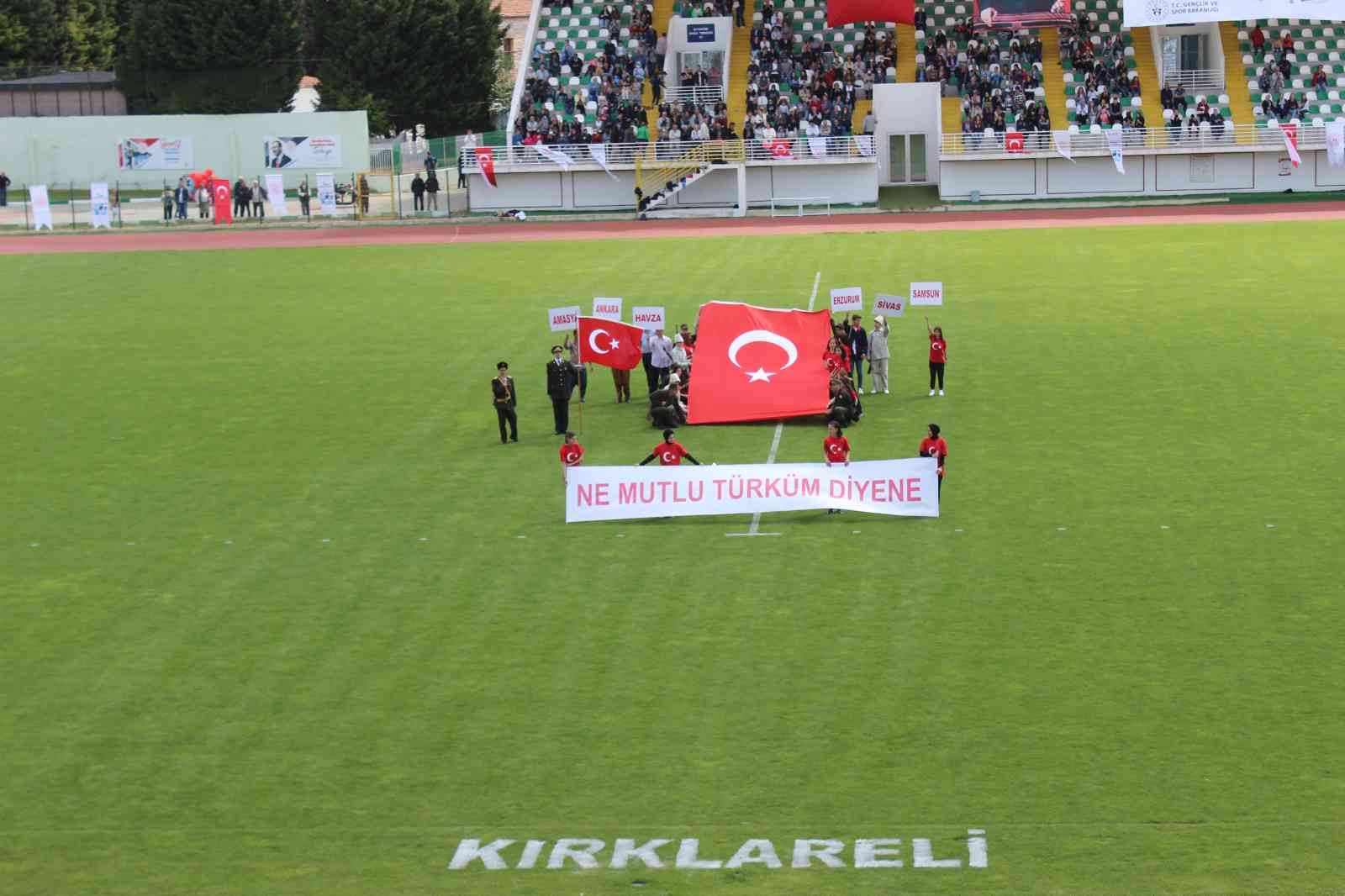 Tüm ülkede olduğu gibi Kırklareli’de de coşkuyla kutlanan 19 Mayıs Atatürk’ü Anma, Gençlik ve Spor Bayramı’nda öğrenciler, stadın ortasında dev ...