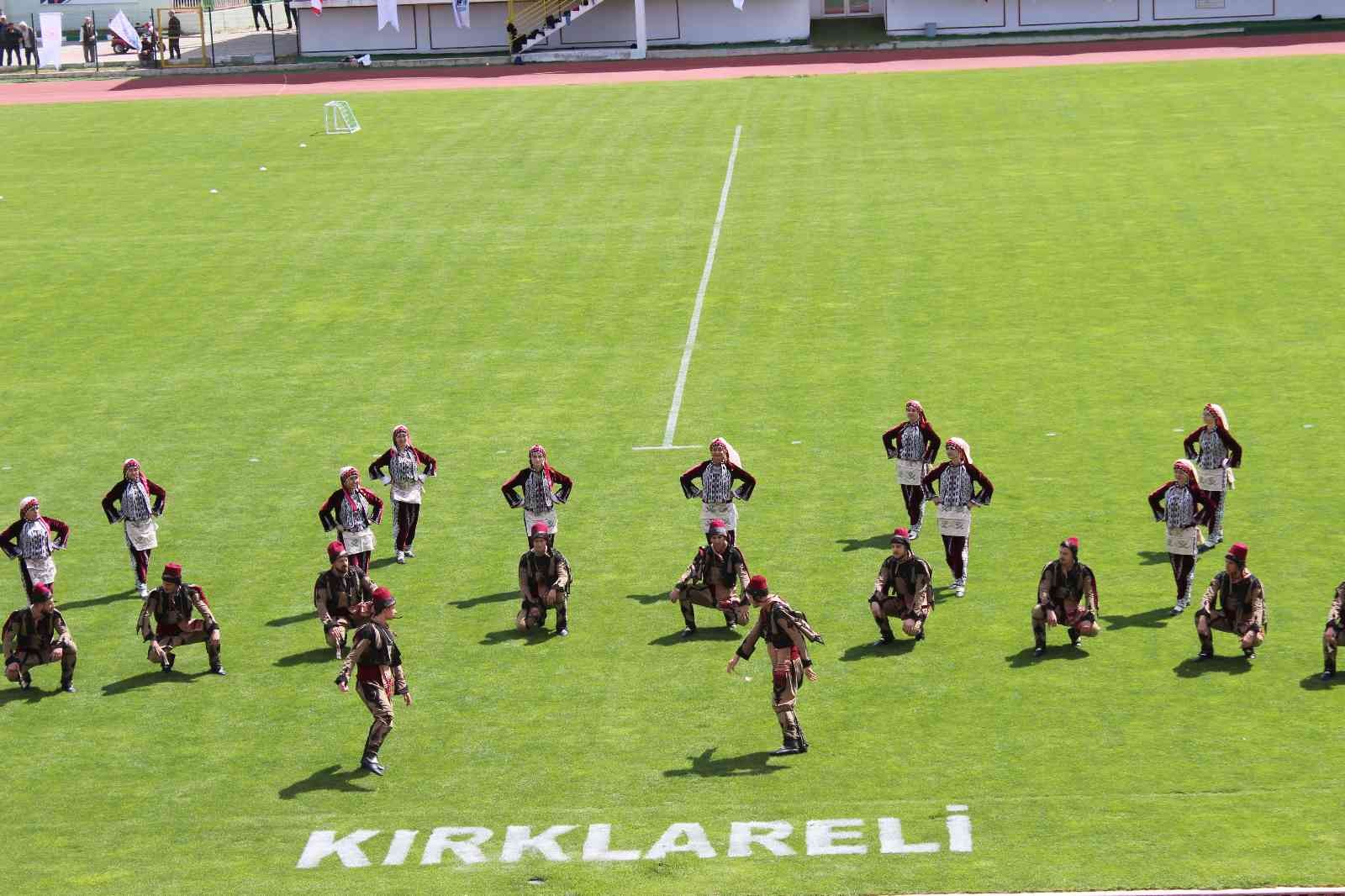 Tüm ülkede olduğu gibi Kırklareli’de de coşkuyla kutlanan 19 Mayıs Atatürk’ü Anma, Gençlik ve Spor Bayramı’nda öğrenciler, stadın ortasında dev ...