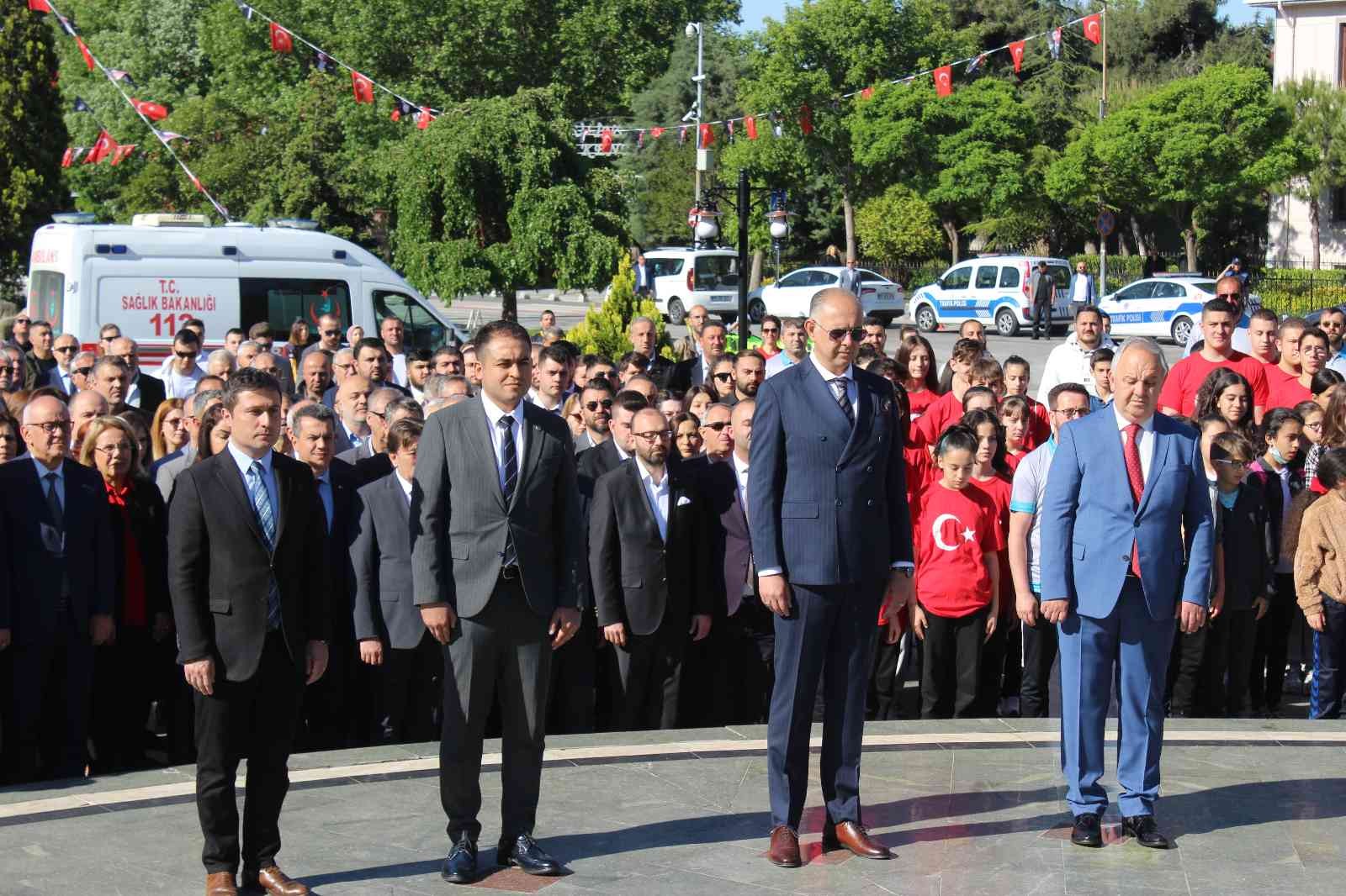 Tüm ülkede olduğu gibi Kırklareli’de de coşkuyla kutlanan 19 Mayıs Atatürk’ü Anma, Gençlik ve Spor Bayramı’nda öğrenciler, stadın ortasında dev ...