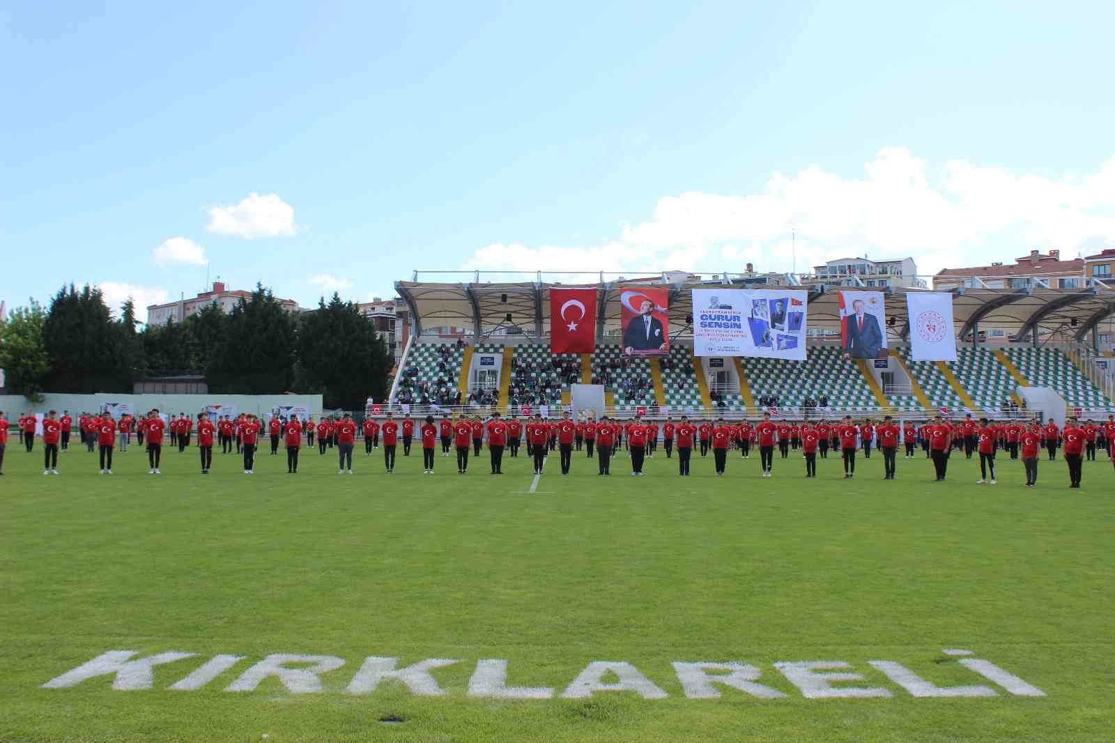 Tüm ülkede olduğu gibi Kırklareli’de de coşkuyla kutlanan 19 Mayıs Atatürk’ü Anma, Gençlik ve Spor Bayramı’nda öğrenciler, stadın ortasında dev ...