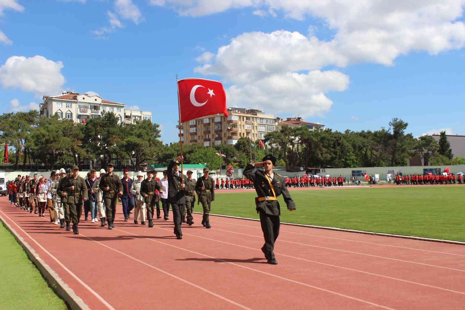 Tüm ülkede olduğu gibi Kırklareli’de de coşkuyla kutlanan 19 Mayıs Atatürk’ü Anma, Gençlik ve Spor Bayramı’nda öğrenciler, stadın ortasında dev ...