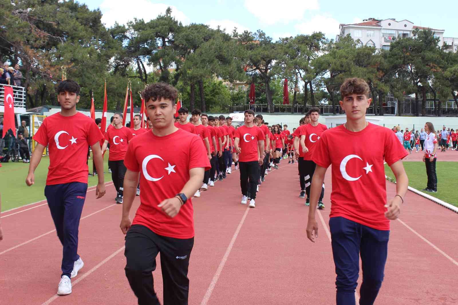 Tüm ülkede olduğu gibi Kırklareli’de de coşkuyla kutlanan 19 Mayıs Atatürk’ü Anma, Gençlik ve Spor Bayramı’nda öğrenciler, stadın ortasında dev ...