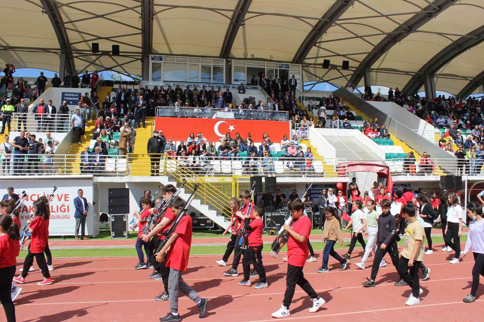 Tüm ülkede olduğu gibi Kırklareli’de de coşkuyla kutlanan 19 Mayıs Atatürk’ü Anma, Gençlik ve Spor Bayramı’nda öğrenciler, stadın ortasında dev ...