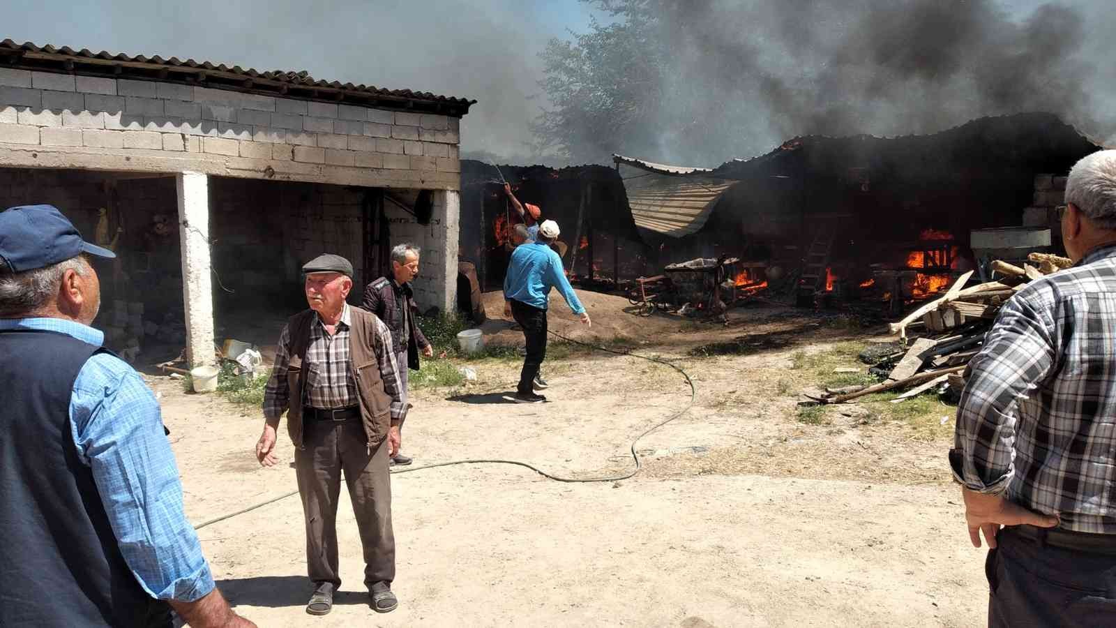 Kırklareli’nde köy evinde çıkan yangın evin ambarını küle çevirdi. Evin deposunda bulunan tarım ürünleri de kullanılmaz hale geldi. Kırklareli ...