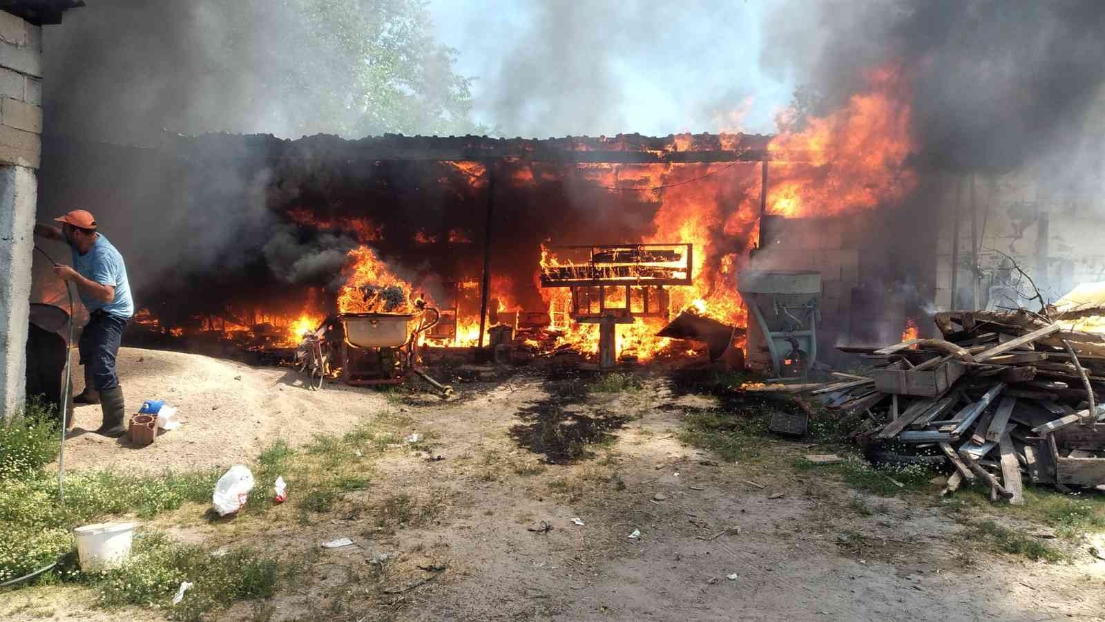 Kırklareli’nde köy evinde çıkan yangın evin ambarını küle çevirdi. Evin deposunda bulunan tarım ürünleri de kullanılmaz hale geldi. Kırklareli ...