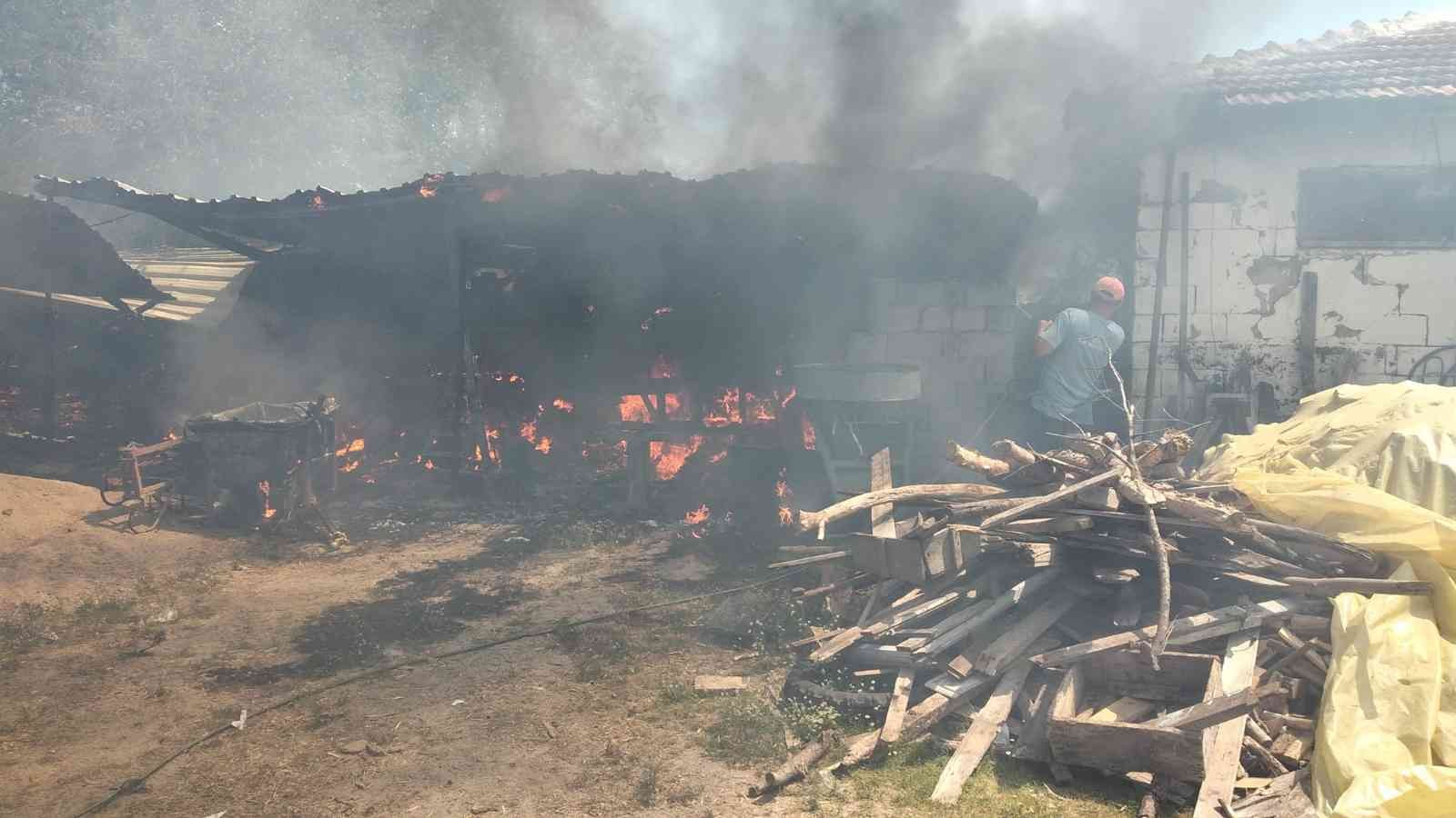 Kırklareli’nde köy evinde çıkan yangın evin ambarını küle çevirdi. Evin deposunda bulunan tarım ürünleri de kullanılmaz hale geldi. Kırklareli ...