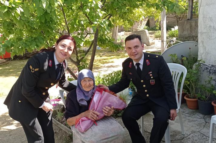 Kırklareli İl Jandarma Komutanlığı ekipleri, ‘manevi evlat’ uygulaması çerçevesinde şehit annelerinin evlerine giderek, gönüllerini aldı ...