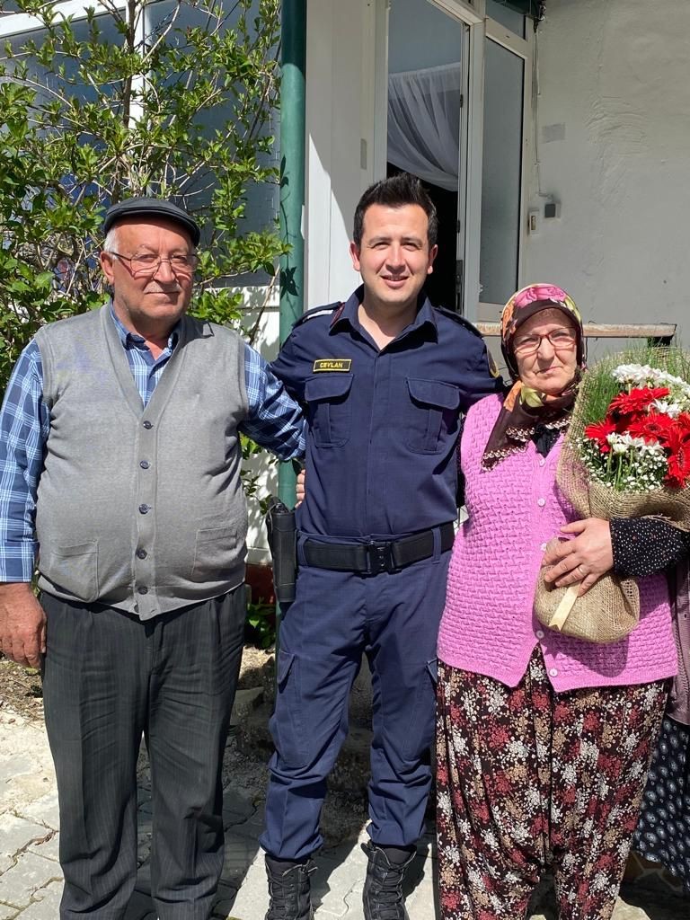 Kırklareli İl Jandarma Komutanlığı ekipleri, ‘manevi evlat’ uygulaması çerçevesinde şehit annelerinin evlerine giderek, gönüllerini aldı ...