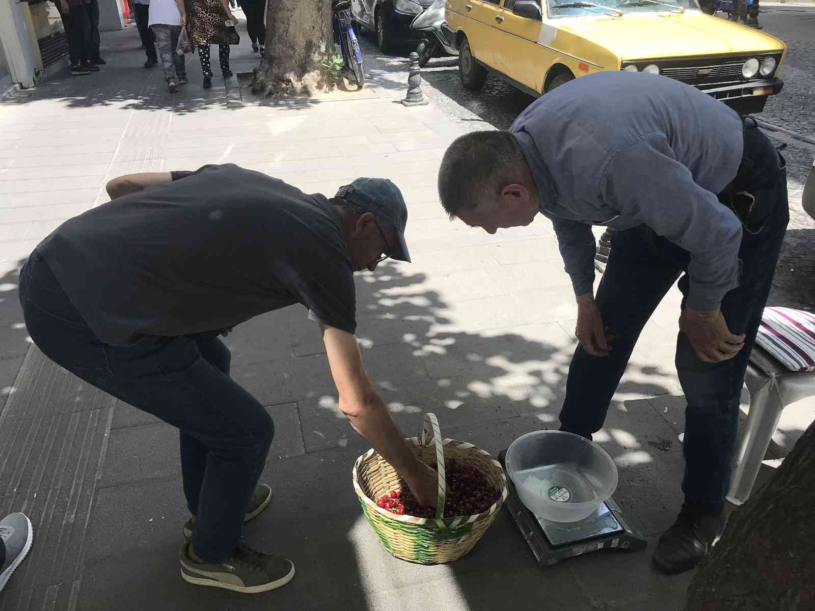 Kırklareli’nde yılın ilk hasadından elde edilen kirazın kilogramı 25 TL’den tezgahlarda yerini aldı. Kırklareli’nde her yıl özlemle beklenen ve ...