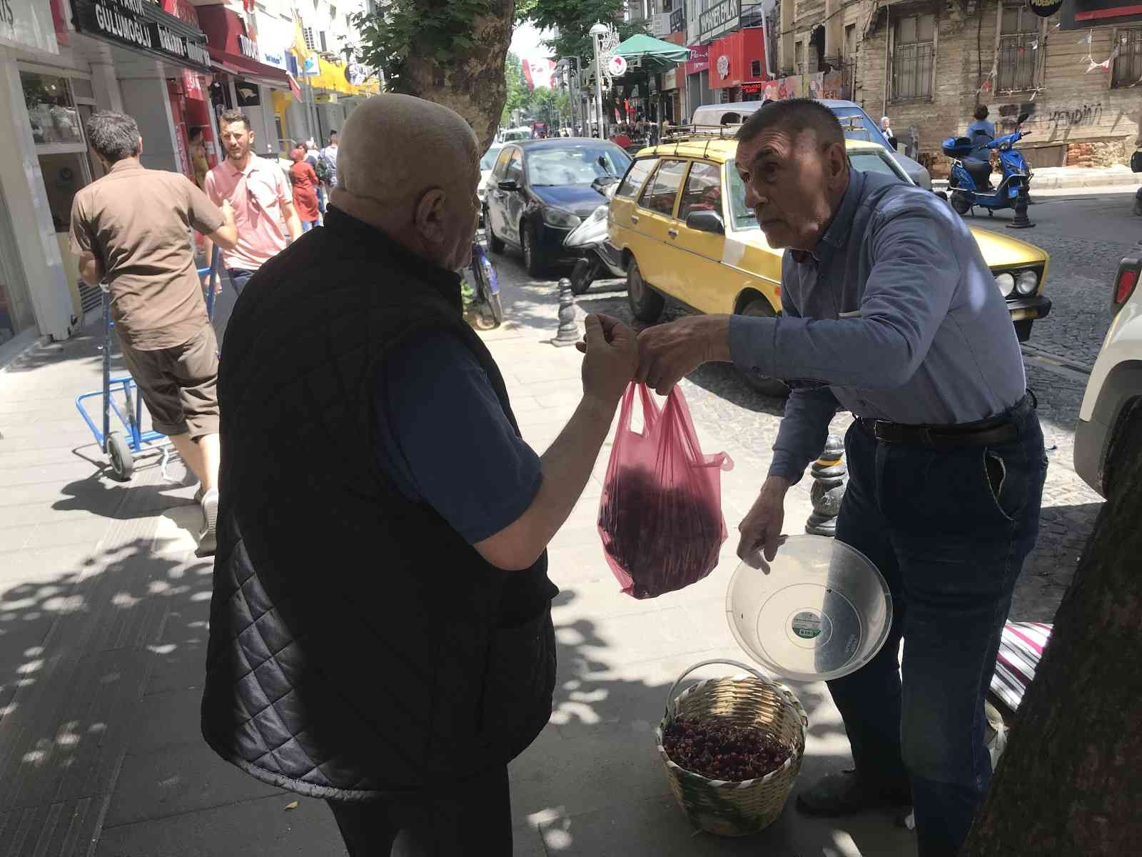 Kırklareli’nde yılın ilk hasadından elde edilen kirazın kilogramı 25 TL’den tezgahlarda yerini aldı. Kırklareli’nde her yıl özlemle beklenen ve ...