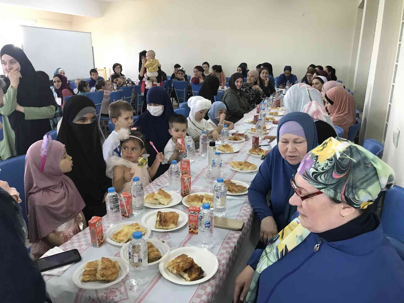 Rusya, Ukrayna’a savaşı sebebiyle ülkelerini terk edip Türkiye’ye sığınan Kırım Tatar Türkleri bayramlaştı. Vali Osman Bilgin Ramazan Bayramı ...