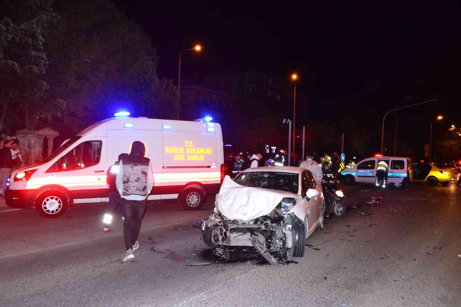 Tekirdağ’ın Çorlu ilçesinde kırmızı ışıkta geçtiği öne sürülen alkollü sürücünün kullandığı otomobilin, panelvan minibüsle çarpışması sonucu ...