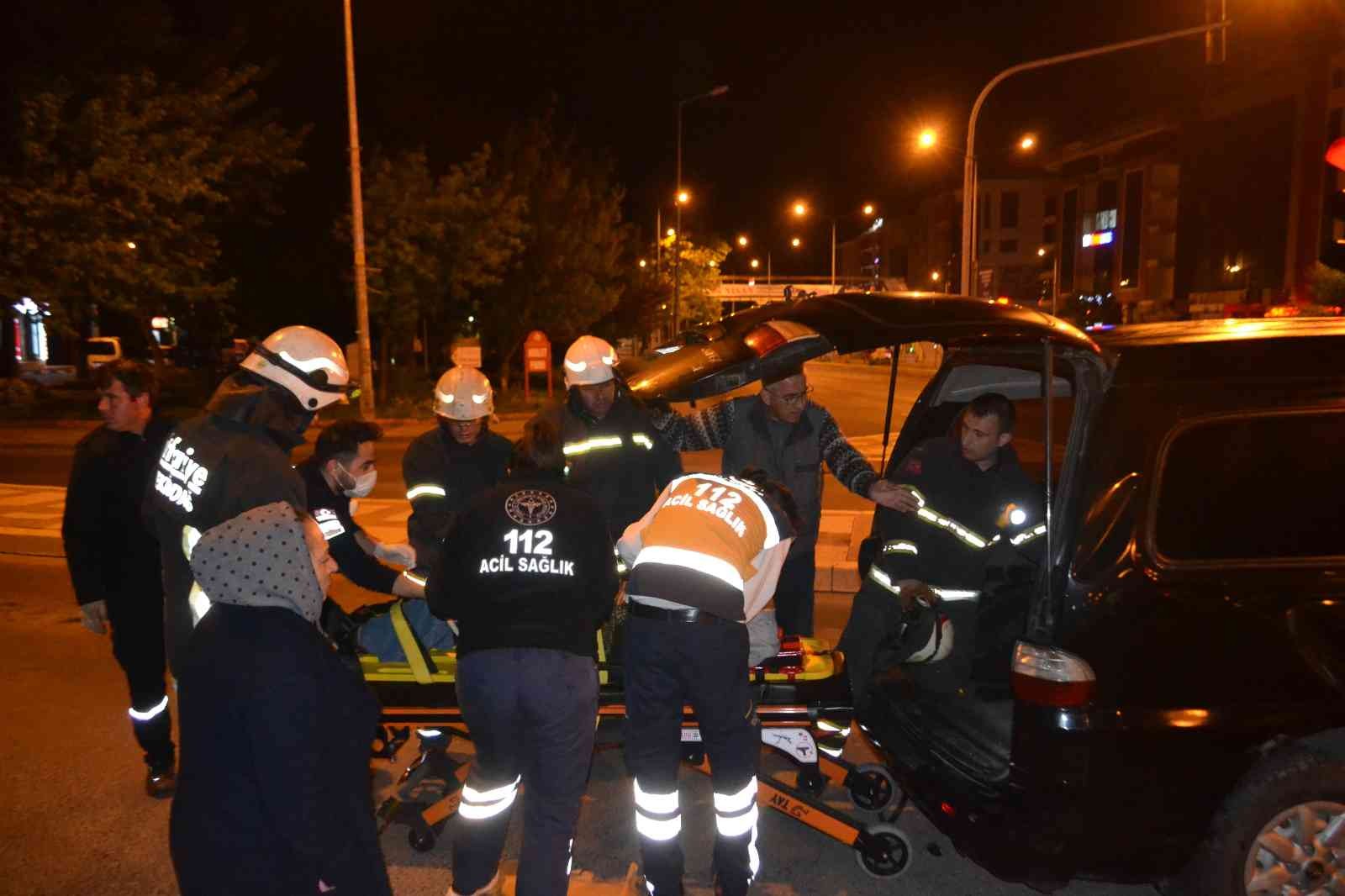 Tekirdağ’ın Çorlu ilçesinde kırmızı ışıkta geçtiği öne sürülen alkollü sürücünün kullandığı otomobilin, panelvan minibüsle çarpışması sonucu ...