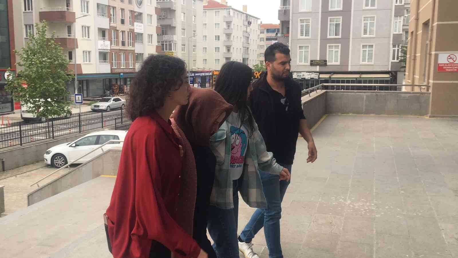 Tekirdağ’ın Çerkezköy ilçesinde 6 yaşındaki kızını öldüren 25 yaşındaki kadın, adliyeye sevk edildi. Vahşeti işleyen kadının, olaydan sonra ...