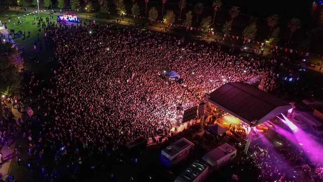 Kocaeli’de konser veren ünlü rap sanatçısı Ceza, vatandaşlara coşkulu bir gün yaşattı. Ünlü rap sanatçısı Ceza, Kocaeli’nin İzmit ilçesinde ...