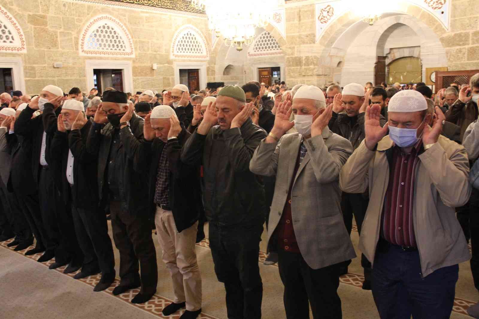 Ramazan ayının bitmesiyle beraber Kocaeli’de bayram namazında camiler vatandaş akınına uğradı. Kocaeli’de bayram namazı vesilesiyle camilerde ...