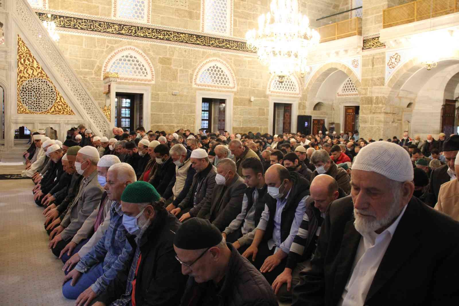 Ramazan ayının bitmesiyle beraber Kocaeli’de bayram namazında camiler vatandaş akınına uğradı. Kocaeli’de bayram namazı vesilesiyle camilerde ...