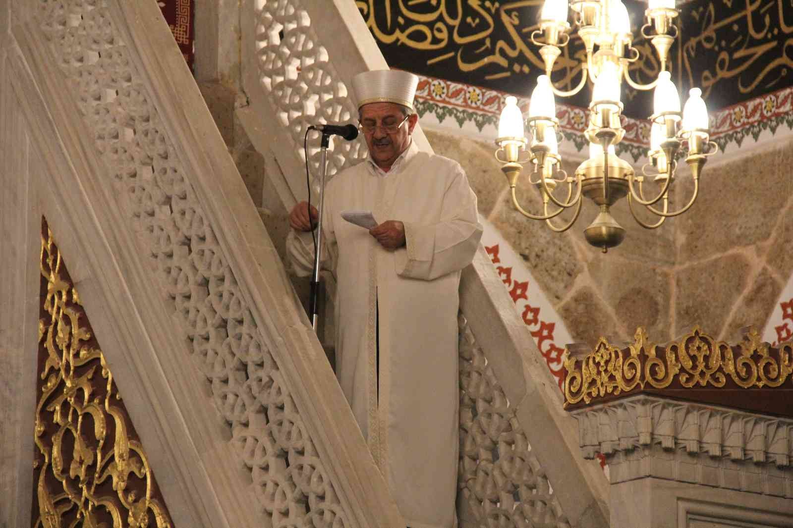 Ramazan ayının bitmesiyle beraber Kocaeli’de bayram namazında camiler vatandaş akınına uğradı. Kocaeli’de bayram namazı vesilesiyle camilerde ...