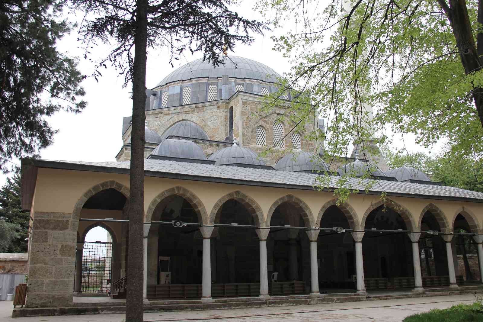 Ramazan ayının bitmesiyle beraber Kocaeli’de bayram namazında camiler vatandaş akınına uğradı. Kocaeli’de bayram namazı vesilesiyle camilerde ...