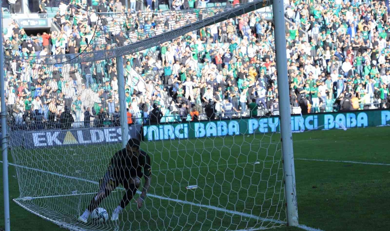 Kocaelispor ile Altınordu arasında oynanan müsabakada, Kolovos’un golü yankı uyandırdı. Gol, sosyal medya sitelerinde çok konuşulanlar arasında ...