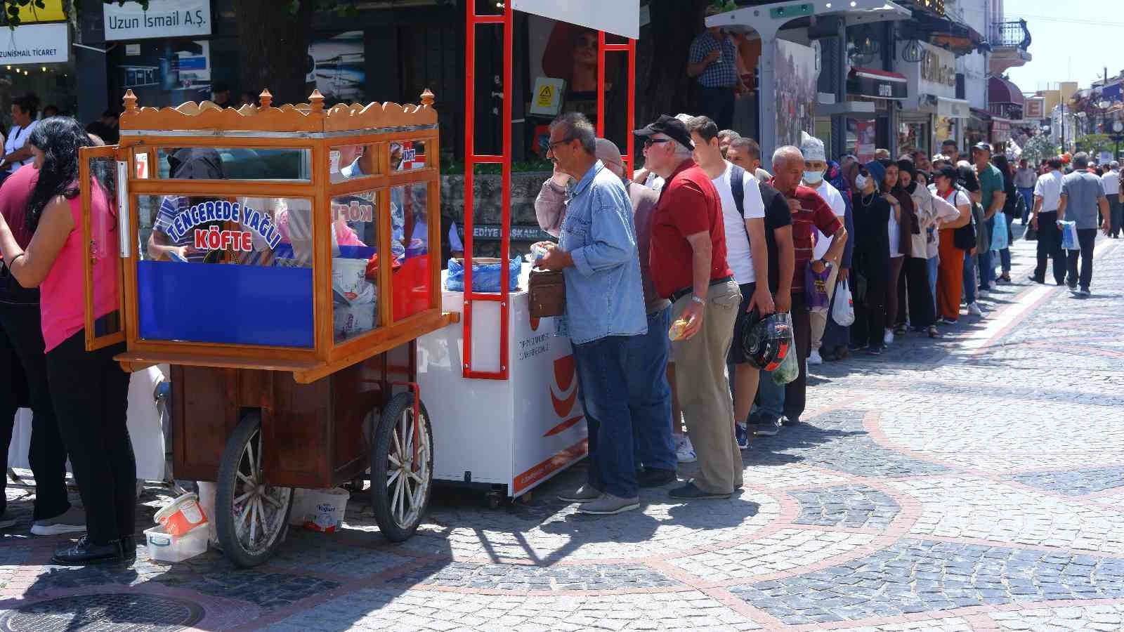 Edirne’nin meşhur sokak lezzetlerinden ’tencere köfte’nin tanıtımı için yüzlerce kişiye ücretsiz köfte ekmek dağıtıldığını duyan vatandaşlar ...