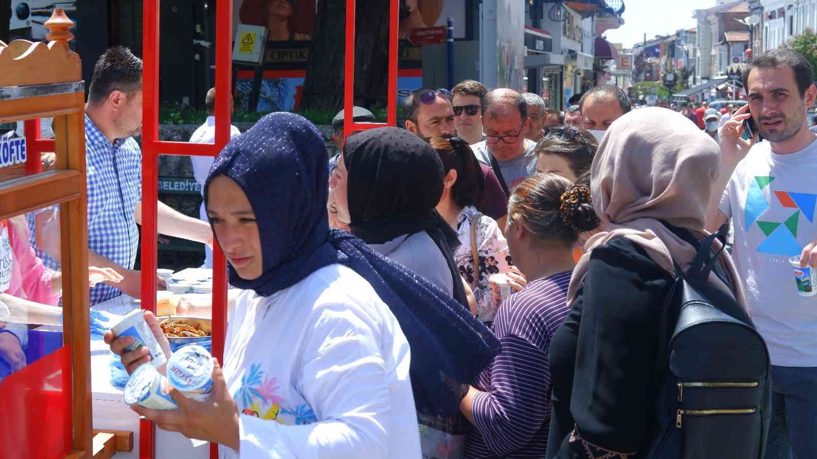 Edirne’nin meşhur sokak lezzetlerinden ’tencere köfte’nin tanıtımı için yüzlerce kişiye ücretsiz köfte ekmek dağıtıldığını duyan vatandaşlar ...