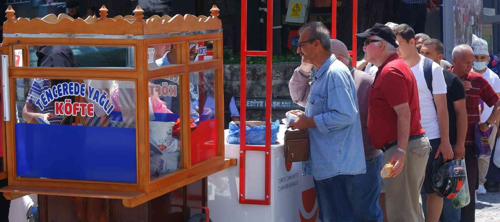 Edirne’nin meşhur sokak lezzetlerinden ’tencere köfte’nin tanıtımı için yüzlerce kişiye ücretsiz köfte ekmek dağıtıldığını duyan vatandaşlar ...