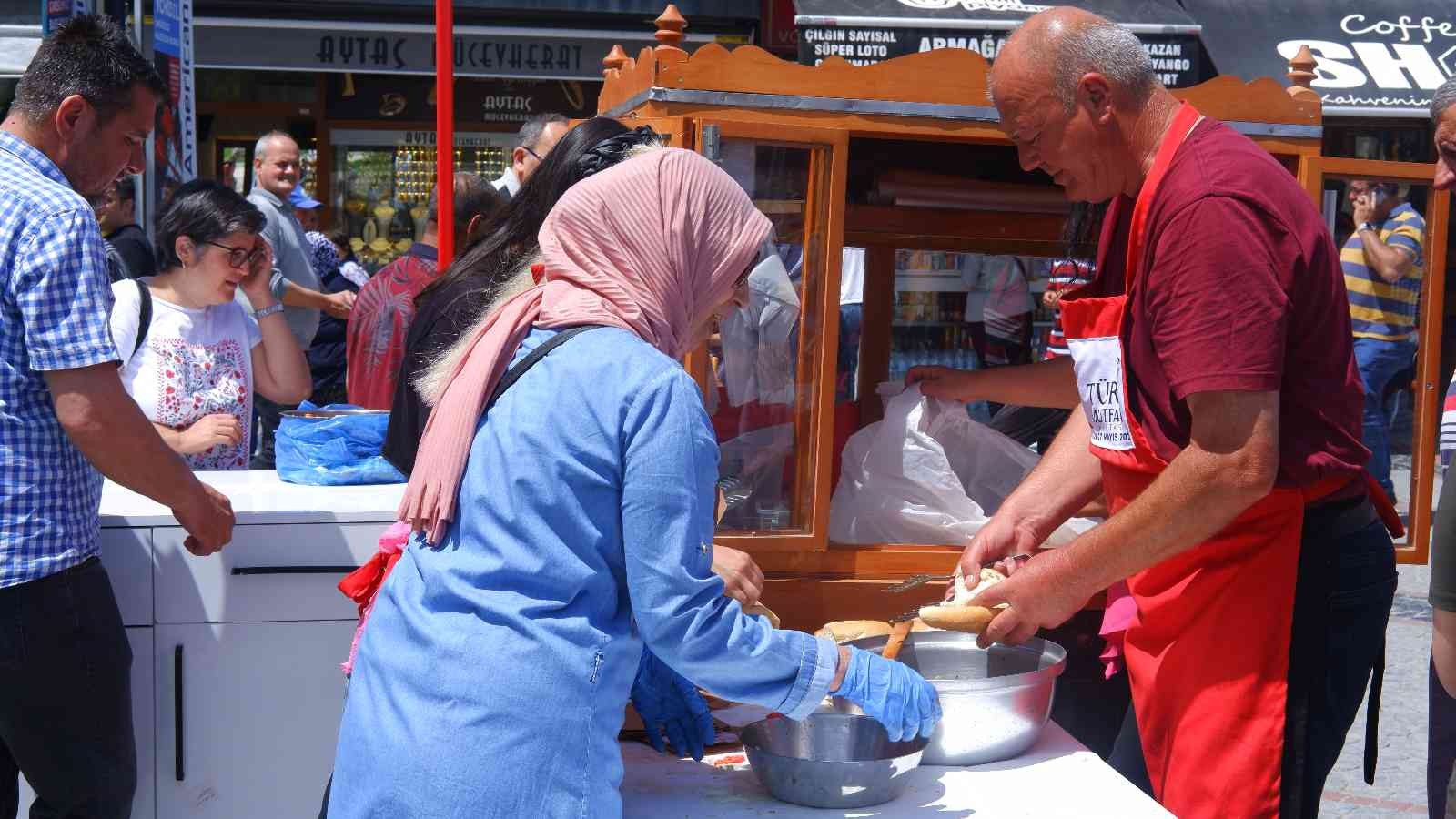 Edirne’nin meşhur sokak lezzetlerinden ’tencere köfte’nin tanıtımı için yüzlerce kişiye ücretsiz köfte ekmek dağıtıldığını duyan vatandaşlar ...