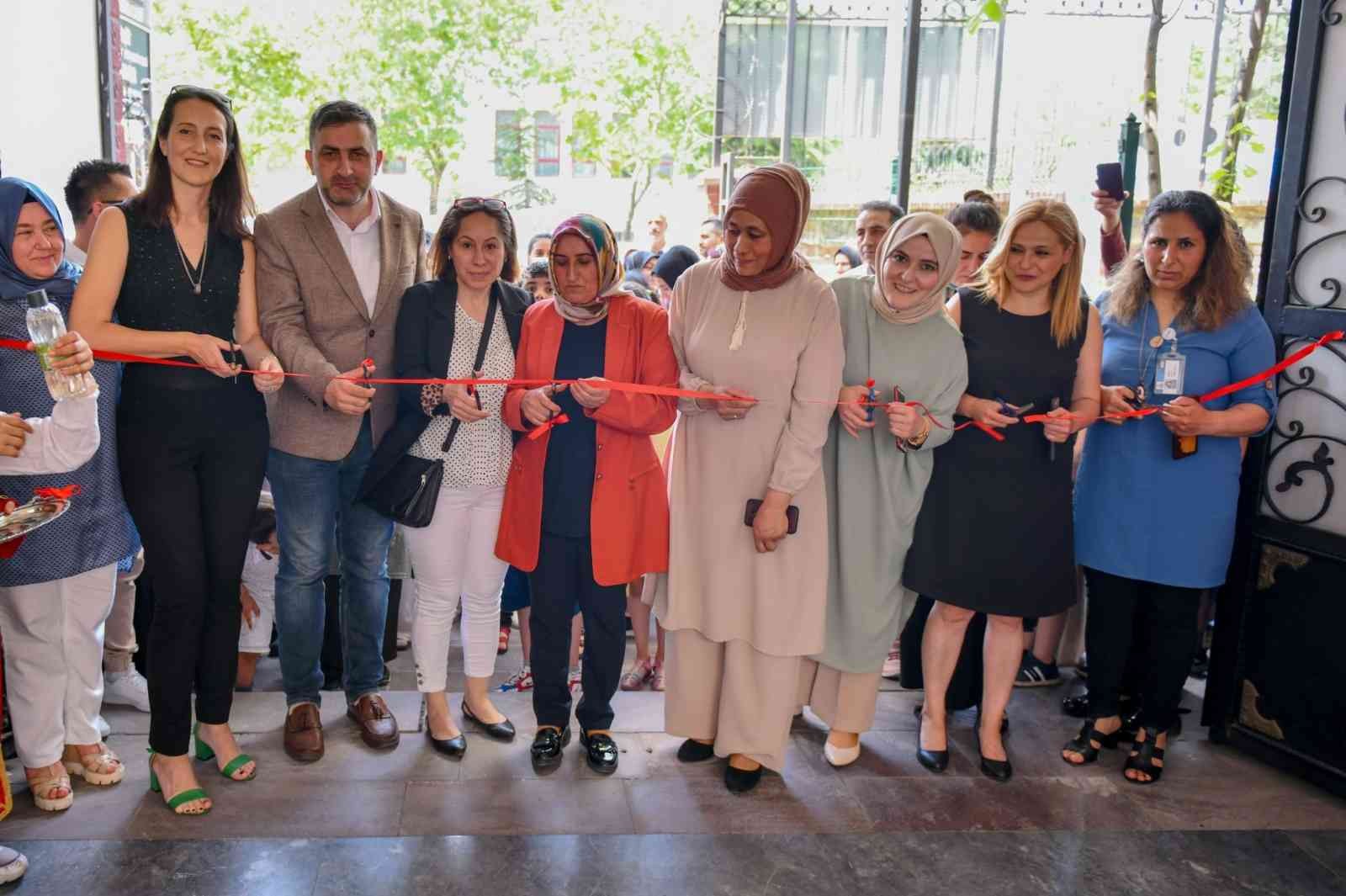 Esenyurt Belediyesi Çınar Gençlik ve Kültür Merkezi’nde eğitim alan kursiyerlerin el emeği ürünleri yıl sonu kapanış sergisinde görücüye çıktı ...