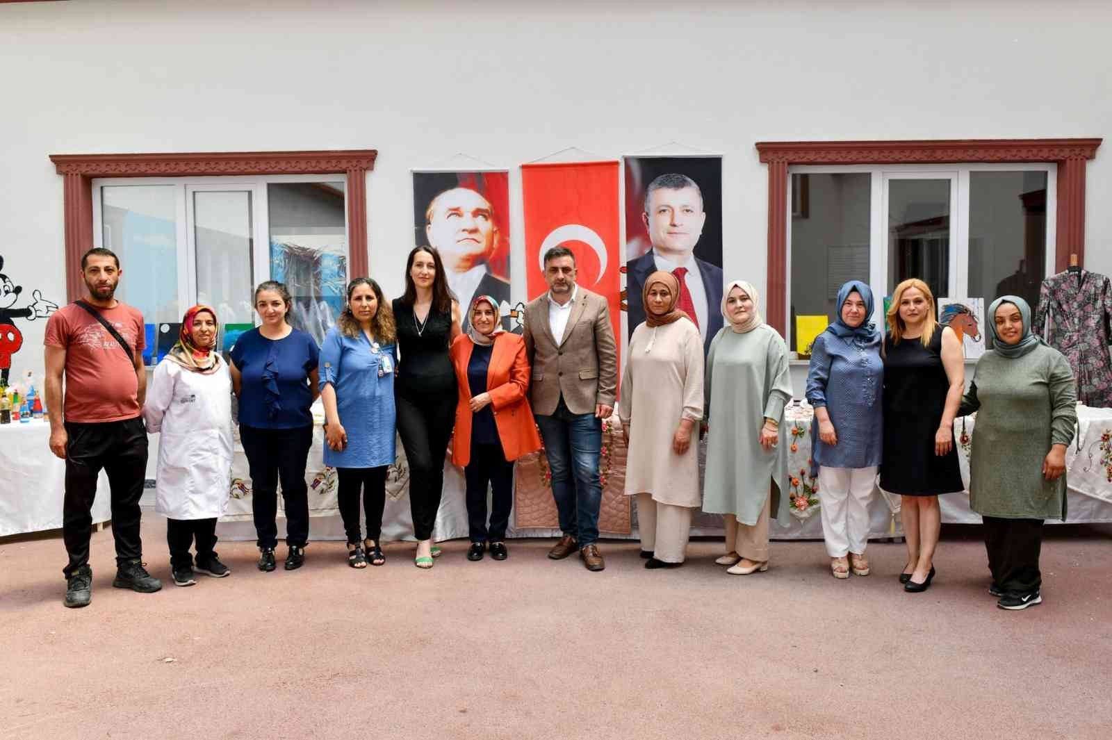 Esenyurt Belediyesi Çınar Gençlik ve Kültür Merkezi’nde eğitim alan kursiyerlerin el emeği ürünleri yıl sonu kapanış sergisinde görücüye çıktı ...